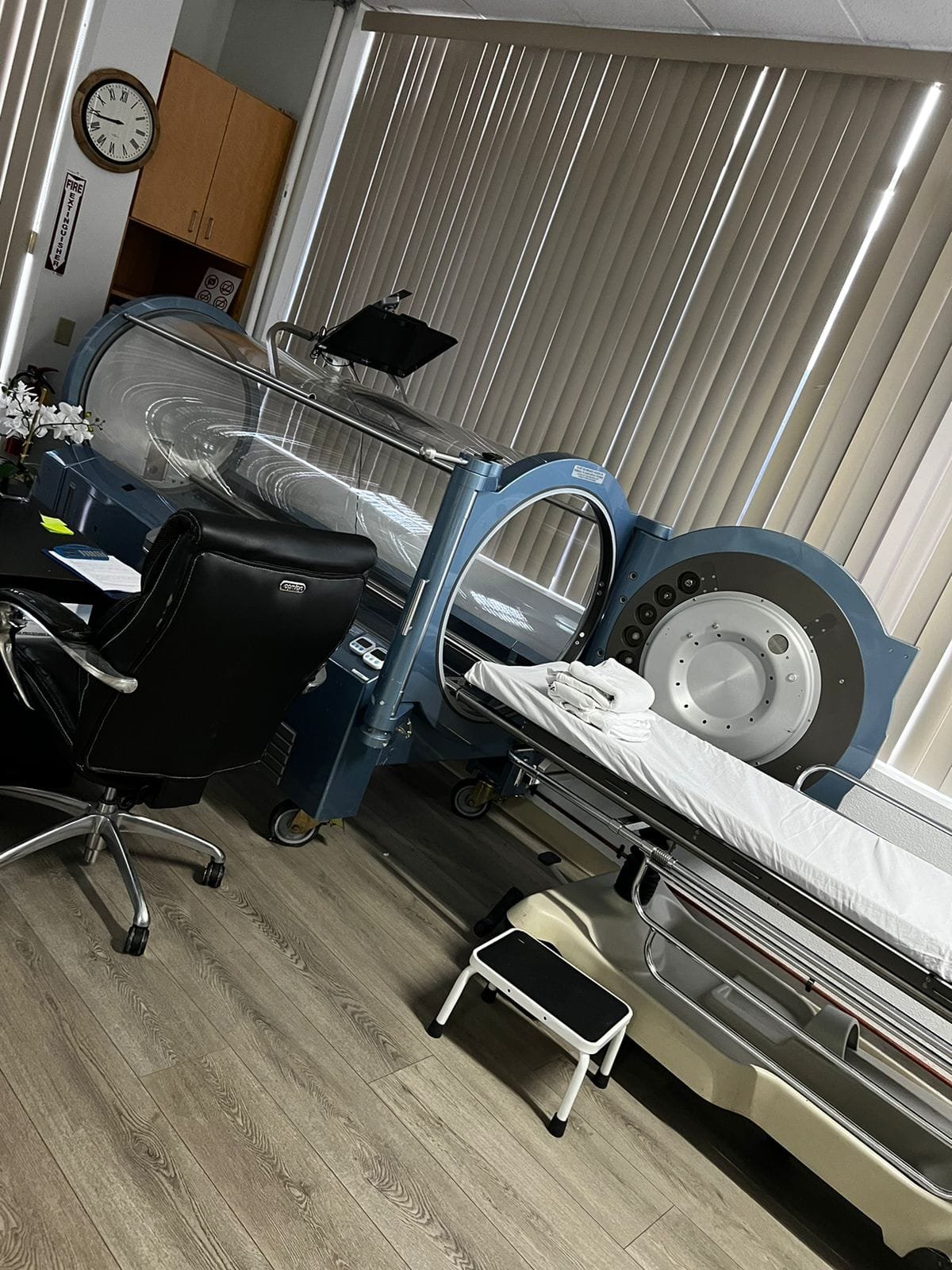 Hyperbaric treatment room with chamber and recliner at Pacific Hyperbarics — Madras